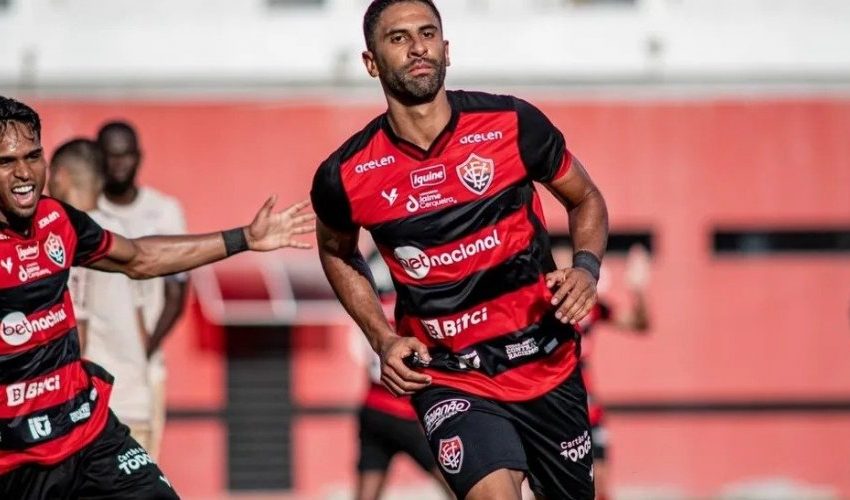  Executivo de futebol do Vitória lamenta situação de Tréllez; confira