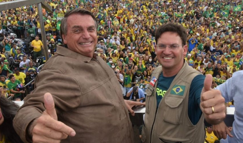  Motociata de apoiadores recepciona chegada de Bolsonaro em Salvador